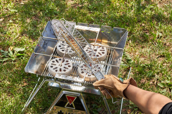 LOGOSの「炭火サンマ焼き器」は焼き網に焦げ付かず、きれいにサンマが焼ける！