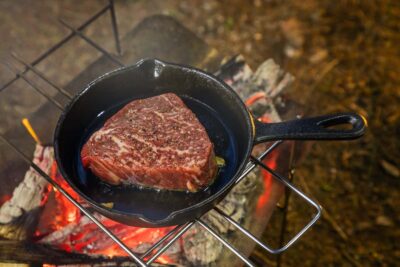 キャンプで楽しむ！ステーキの美味しい焼き方と準備術を徹底解説