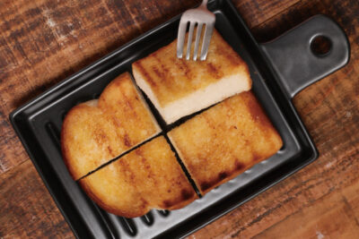 ソロキャンプに最適な半生パン焼き陶板は「外カリッ！中ふわっ」の半なま焼きたて食感