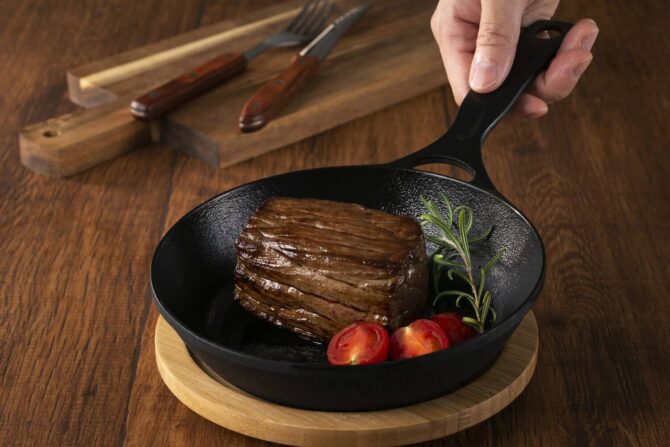 「焼く・煮る・炒める」を極めたスキレット「ダクタイルパン18」はキャンプでも家でも大活躍で男飯のお供に！