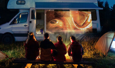 「ポケムービー」ならバッテリー内臓でアウトドアに大活躍のプロジェクター