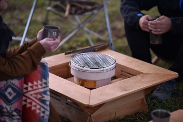 伝統工芸の技、１分で組立可能な「七輪囲炉裏」で炭をながめ、ゆっくり炙り、疲れた心を癒やす