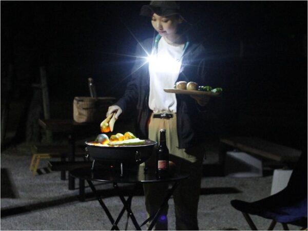 首にかけるだけで冬の夜活を快適にサポートする「スピーカーライト with ウォーマー ハンズフリー」