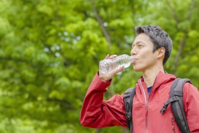 冬の水分補給はアウトドアやスポーツでも必須！その理由と水分摂取の目安とは？