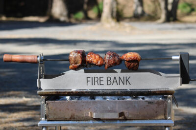 モバイルバッテリーで動く自動回転式肉焼き器「肉グル」はキャンプやバーベキューで大活躍！