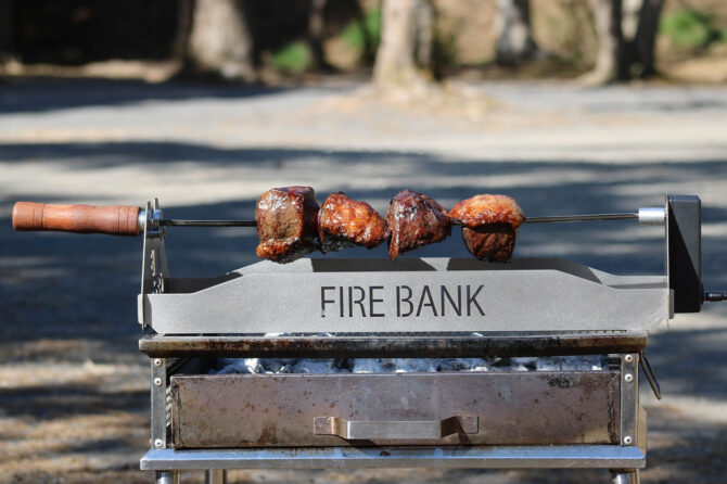 モバイルバッテリーで動く自動回転式肉焼き器「肉グル」はキャンプやバーベキューで大活躍！