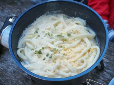 キャンプで味わう絶品うどん！王道からアレンジまでおすすめレシピをご紹介