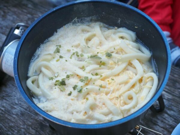 キャンプで味わう絶品うどん！王道からアレンジまでおすすめレシピをご紹介