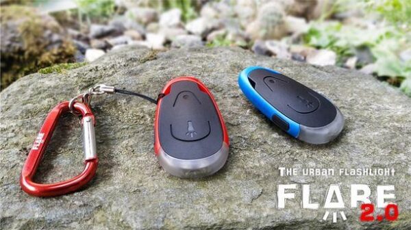 ポータブルライト「FLARE」は3つのライトと多機能な発光パターンを搭載