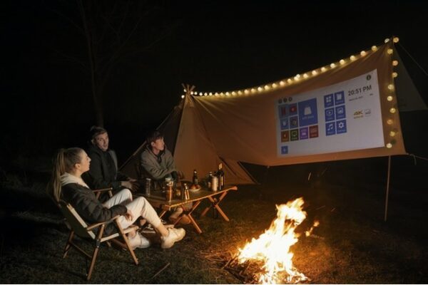 モバイルプロジェクター「FILMATIC（フィルマティック）」、キャンプで野外シネマ！