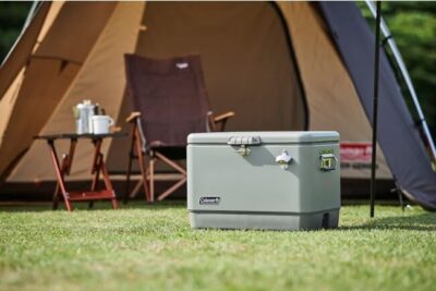 Coleman、ロングセラー商品のクーラーに新色「54QTスチールベルトクーラー(セージ)」を追加