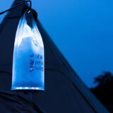 ソーラーLEDランタン「SHINING WATER BAG」は水を入れるだけで光量UP！アウトドアや防災に役立つ