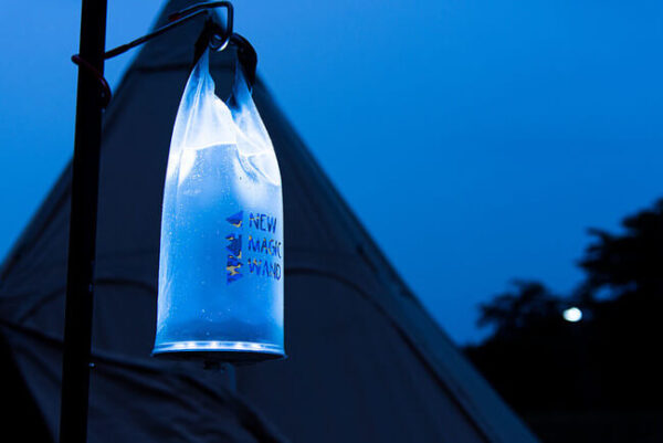 ソーラーLEDランタン「SHINING WATER BAG」は水を入れるだけで光量UP！アウトドアや防災に役立つ