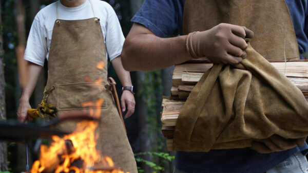 キャンパーに贈る、一枚革でつくる本格「焚火エプロン」