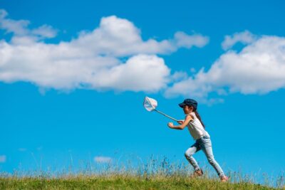 アウトドアで何して遊ぶ？子連れアウトドアにおすすめの遊び方&おもちゃをご紹介