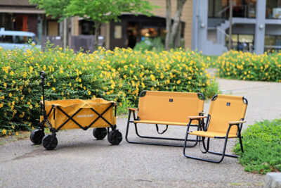 QUICKCAMPの人気商品（アウトドアワゴン、一人掛けローチェア、二人掛けベンチ）新色『マスタード』が発売