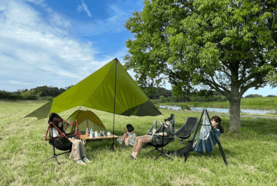 「キャンピングスイングチェア」で​ゆらゆら揺られて快適なリラックスタイムを