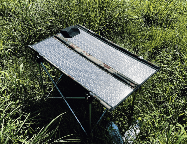 ソーラーパネル付き折り畳みキャンプテーブル