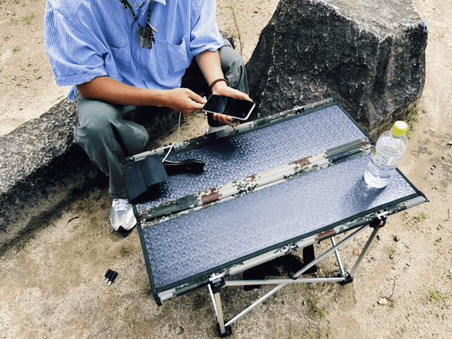 ソーラーパネル付き折り畳みキャンプテーブル