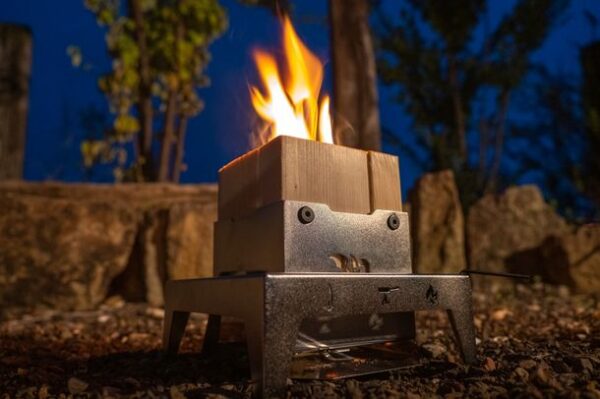 IRONBLOCKファイヤギア「吹火台2×4 STOVE」は誰もが安全で気軽に焚火を