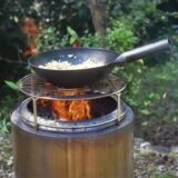 焚火台用ゴトク 『SINOBIRING(シノビリング)R』は円筒型焚火台で料理を楽しめる