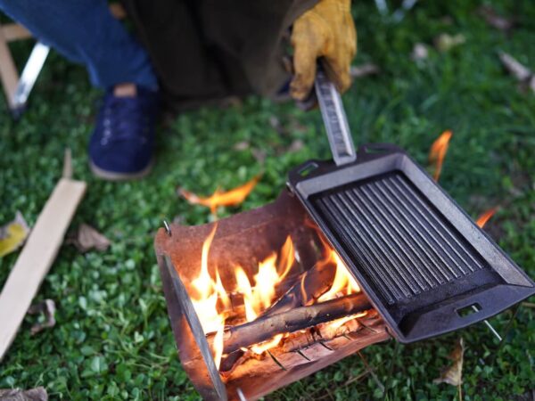 多機能な鋳鉄製グリルプレート「灼熱野営プレート」は焚き火料理をより熱く、より楽しくする