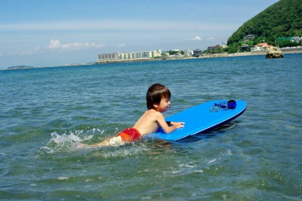 子どもも楽しめるボディボードにチャレンジしよう！おすすめ子ども向けスクールも紹介