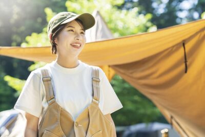 キャンプは機能的なエプロンが大活躍！快適で便利なおすすめエプロンとは