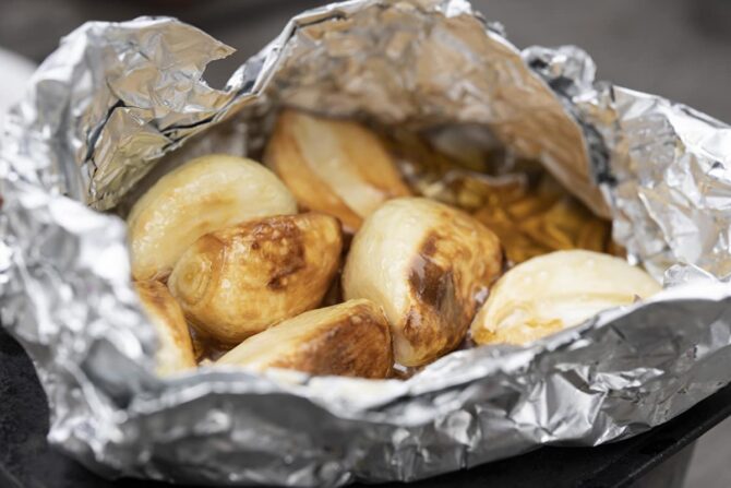 焚き火料理の醍醐味！簡単ホイル焼きのレシピ