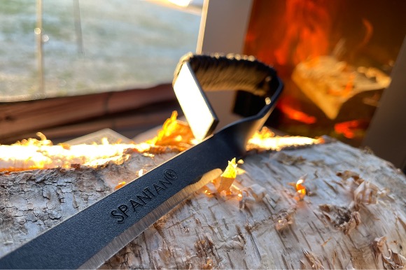 焚き付け作り専用ダブルハンドルナイフ「THE SPANTAN」はスウェーデン流！