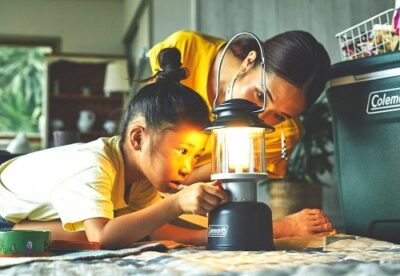 Colemanから、ウォームカラーの灯りがキャンプサイトを包み込む充電式のLEDランタン