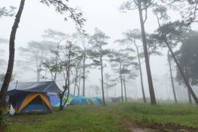 キャンプの雨対策は万全？設営・撤収時やキャンプ中の雨対策やグッズを紹介