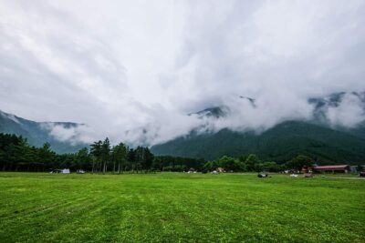 雨キャンプ必見！雨の日に最適な焚き火テクニックとおすすめギアを紹介