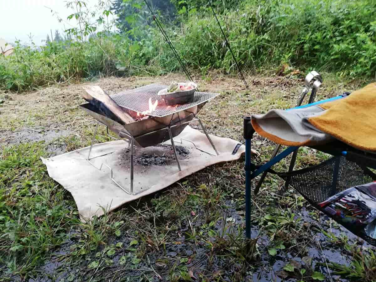 雨キャンプ 焚き火