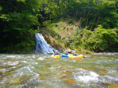 猛暑にぴったりな新しい川遊び　簡単・軽い・丈夫の三拍子な 持ち運べるイカダ「パックラフト」ツアーを開始