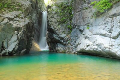 夏は沢登り(シャワークライミング)で涼しくなろう！全国の初心者におすすめのツアー10選