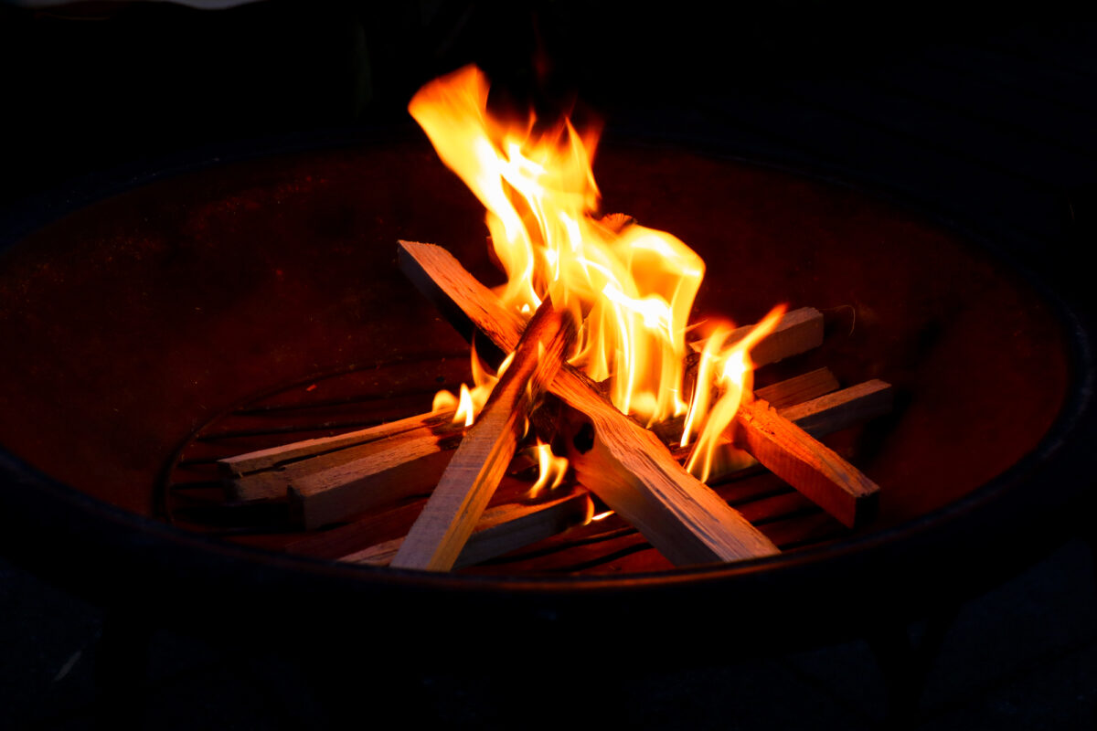 焚き火　薪の組み方