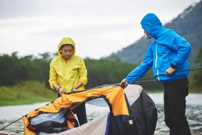 雨の登山テントの設営や撤収を素早くできる工夫や必需品を教えます