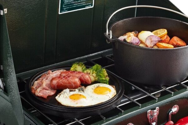 キャンプ料理をグレードアップ！Coleman、料理の幅を広げるダッチオーブンに新機能が追加