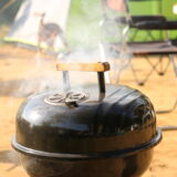 キャンプ場で燻製するときの燻製器とスモーク材7選