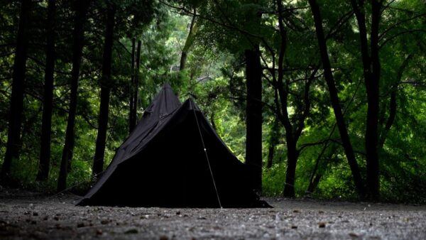 確かな存在感で渋いソロキャンプを。黒いワンポールTCテントが数量限定で予約販売を開始
