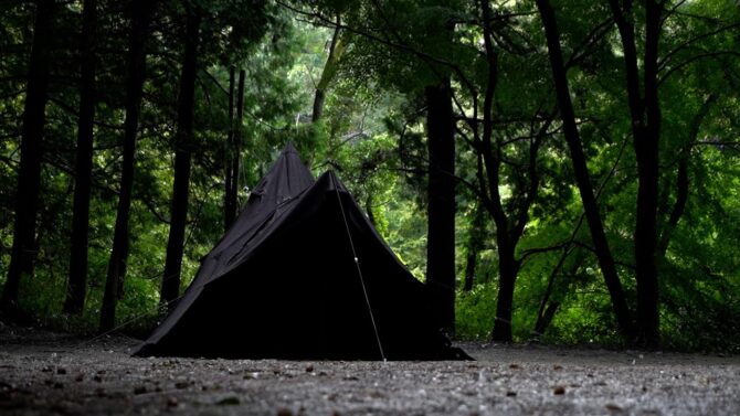 確かな存在感で渋いソロキャンプを。黒いワンポールTCテントが数量限定で予約販売を開始