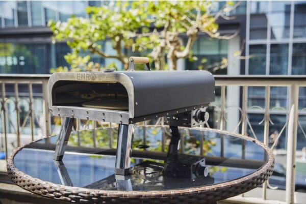 持ち運びできて400℃以上の高温を実現することができるガス式ピザ窯「ガス式窯焼名人」