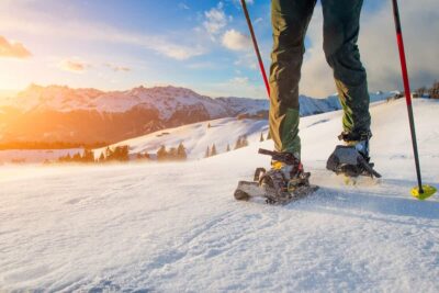 スノーシューイングを雪中キャンプで遊ぶために必要な道具