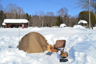 雪中キャンプの圧雪（地ならし）方法の手順と便利アイテムを紹介