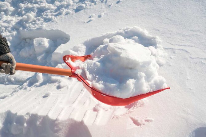 【2024年版】おすすめの雪山登山用スコップ3選