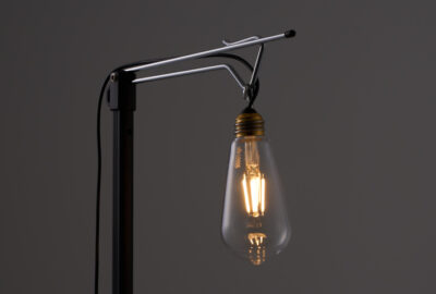 LOGOSの「フィラメントLED電球」は無段階調光可能でフィラメント式の電球をイメージしたレトロなデザイン