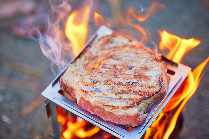 肉も焼ける“ステンレス”焚き火台SOLO