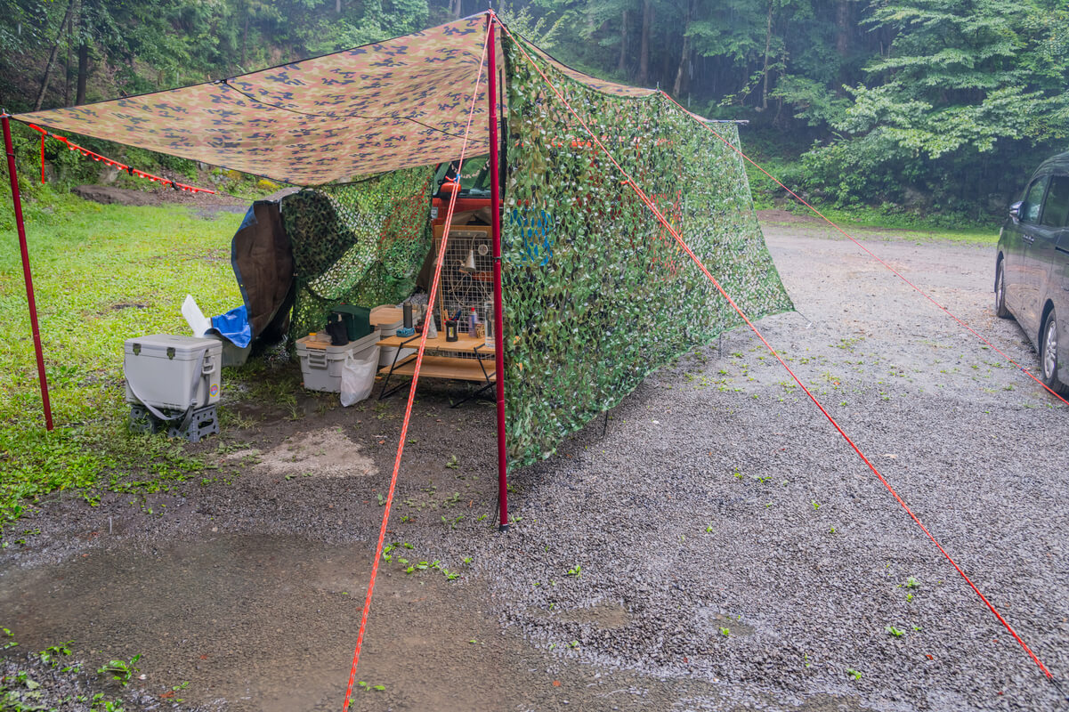 梅雨キャンプのテント設営