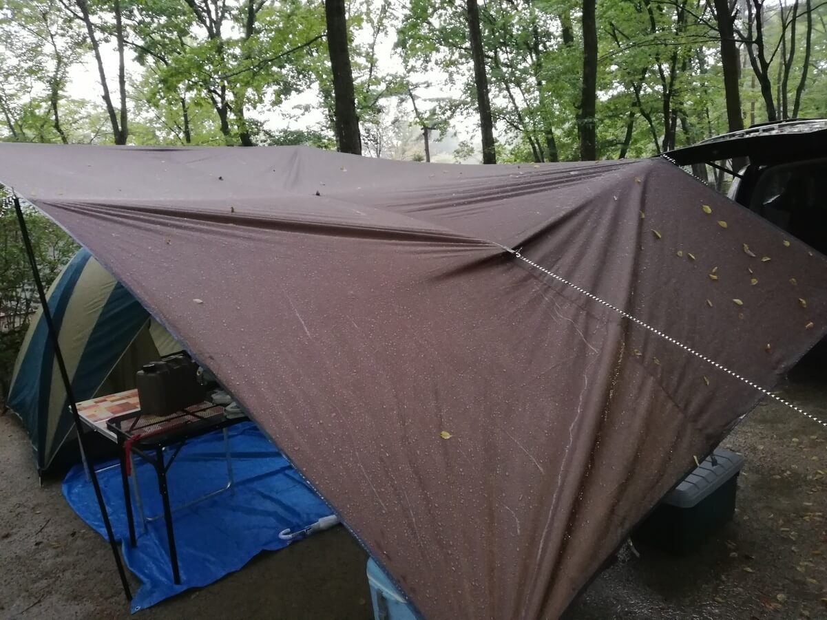 梅梅雨キャンプのテント設営